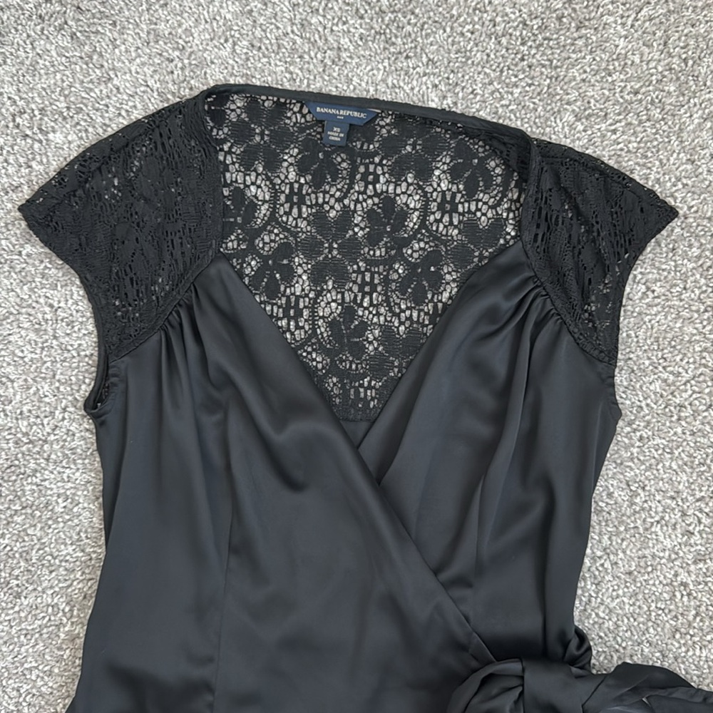 Banana Republic Factory Women’s Lace and Satin Black Blouse Wrap Top - Size XS - Picture 2 of 4